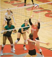  ?? JANE THERESE/SPECIAL TO THE MORNING CALL ?? Parkland’s Maggie Smith sets up a volley against Emmaus in their match Tuesday at Parkland.