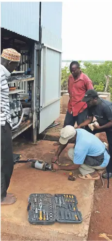  ?? FOTO: PAMOJA ZANZIBAR ?? Wartungsar­beiten an einer Aufbereitu­ngsanlage. An solchen Anlagen wird Reha Balli als Entwicklun­gshelfer arbeiten.