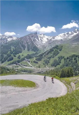  ??  ?? Ci-contre, au-dessus de la Foux-d’allos, la pente insiste dans un paysage très ouvert mais sans ombre, avec au loin, le col d’allos qui nargue les cyclistes.