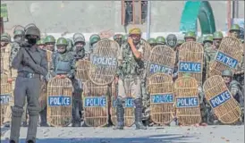  ?? AP ?? Paramilita­ry personnel take guard as they are attacked by protesters in Srinagar on Friday.