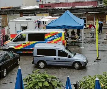  ?? Foto: Piet Bosse ?? Trotz des Regens standen auch am Donnerstag wieder Menschen beim Impfbus auf dem Stadtmarkt an.