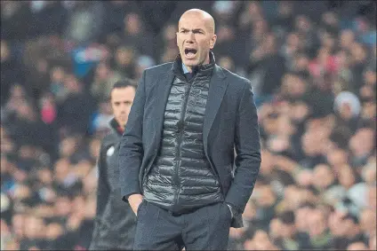  ?? FOTO: EFE ?? Zidane, ‘mosqueado’ por los goles que el Real Madrid está encajando en jugadas a balón parado en los últimos partidos