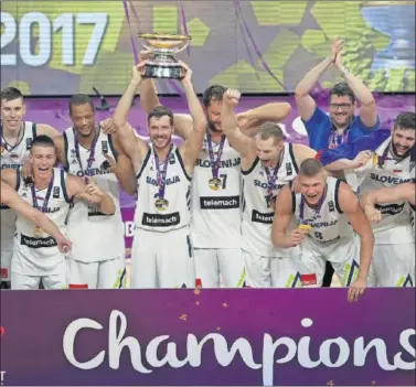  ??  ?? UN FINAL FELIZ. Goran Dragic levanta el trofeo de campeón de Europa rodeado de sus compañeros.