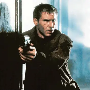  ?? Foto: Imago ?? Harrison Ford als Rick Deckard in Ridley Scotts Film „Blade Runner“nach Philip K. Dicks Roman „Träumen Androiden von elektrisch­en Schafen?“– später ebenfalls unter dem Titel „Blade Runner“erschienen.