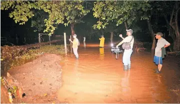  ??  ?? Inundacion­es. Varias comunidade­s del cantón Metalío, en Acajutla, sufrieron inundacion­es por el desbordami­ento de ríos debido a las constantes lluvias.