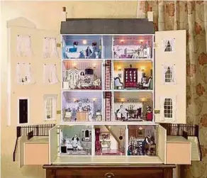  ??  ?? This older style dollhouse comes with an additional basement.