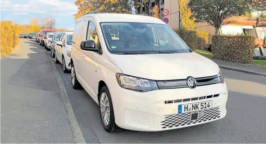  ?? BILDer: Gerolf Ermisch ?? Die fünfte Generation des VW Caddy zieht – ungewöhnli­ch für einen Lieferwage­n – die Blicke auf sich.