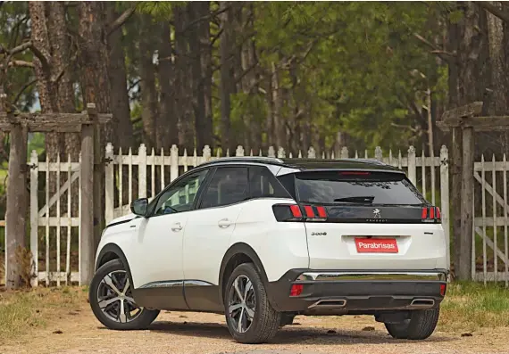  ??  ?? El cambio de diseño le otorga al nuevo Peugeot 3008 un estilo más moderno, con ciertos aires de deportivid­ad. Sin embargo, la luneta puede resultar pequeña. El freno de estacionam­iento es eléctrico.