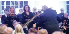  ?? FOTO: LINDEKAMP ?? Der Kreiskirch­liche Kammerchor und die Solisten berührten mit ihrem Heinrich Schütz-Konzert die Besucher der Christuski­rche.