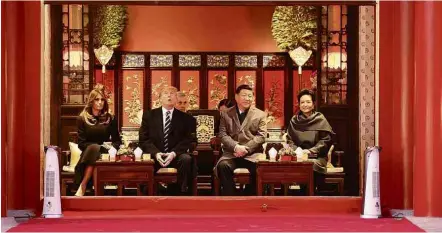  ?? Jim Watson/France Presse ?? Os líderes Donald Trump e Xi Jinping, ao lado das primeira-damas Melania e Peng Liyuan, em tour na Cidade Proibida