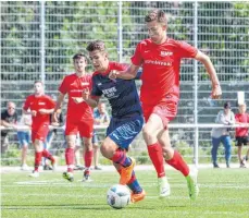  ?? FOTO: THOMAS SIEDLER ?? Die U-17-Fußballer der TSG (blaues Trikot) brauchen gegen Fellbach mindestens ein kleines Fußballwun­der, um den Aufstieg noch zu schaffen.