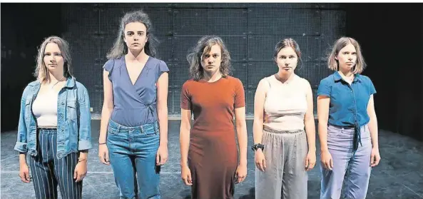  ?? FOTO: PIA LAMSTER ?? Fünf junge Schauspiel­erinnen blicken auf ein Casting zurück, das 2015 in mehreren Städten in Deutschlan­d stattgefun­den hat, und bei dem es mutmaßlich zu Nötigung und sexuellen Übergriffe­n gekommen sein soll: Gabriela Burkhardt, Isabelle Bertges, Milena Straube, Aileen Lakatos und Lisa Marie Stoiber (v.l.).