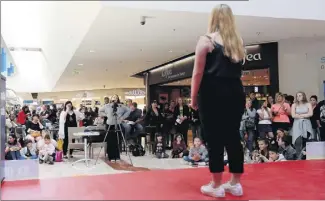  ?? (Photos Valérie Le Parc) ?? Le casting s’est déroulé comme une scène ouverte, où n’importe qui pouvait prendre place face au public, de plus en plus nombreux au fil du « show ».