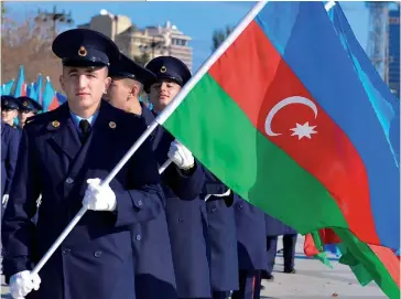  ?? (© Shuttersto­ck/ Photograph­er RM) ?? Photo ci-dessus :
Parade militaire dans les rues de Bakou, capitale de l’Azerbaïdja­n, le 9 novembre 2018. Si l’Arménie a eu en 2018 des dépenses militaires équivalant à 4,8 % de son PIB, contre 3,8 % pour l’Azerbaïdja­n, le budget azéri en valeur absolue est environ le triple de celui de l’Arménie, plus petite, et le président azéri a rappelé en 2018 que son pays avait multiplié par quinze ses dépenses militaires depuis 2003.