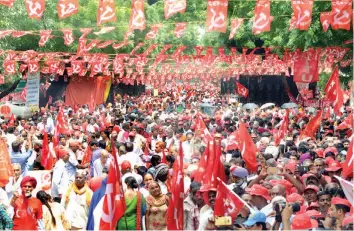  ?? — BIPLAB BANERJEE, PTI ?? Protesters listen to a speaker during the ‘ Mazdoor Kisan Sangharsh Rally’ organised by workers and farmers from various unions at Parliament Street in New Delhi on Wednesday. An aerial view shows traffic jam during the rally at Connaught Place.