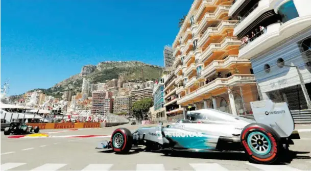  ?? BILD: SN/GEPA/XPB ?? In den Häuserschl­uchten von Monte Carlo brach 2014 die Eiszeit zwischen den Mercedes-Teamkolleg­en Lewis Hamilton und Nico Rosberg aus.