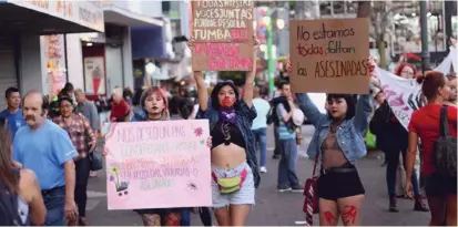  ?? ADRIÁN SOTO ?? Las jóvenes exigen justicia en los casos de violencia contra las mujeres.