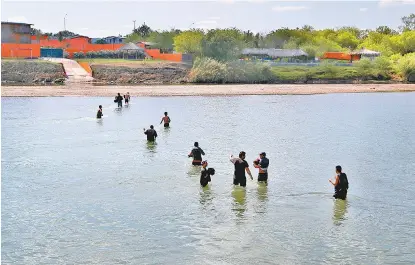  ??  ?? Inmigrante­s indocument­ados cruzando el río Bravo, el pasado 14 de marzo, en Roma, Texas.