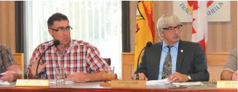  ??  ?? Denis Poirier (à gauche), alors qu’il était directeur général de Tracadie-Sheila, en 2014, en compagnie de l’ancien maire de la municipali­té, Aldéoda Losier. - Archives