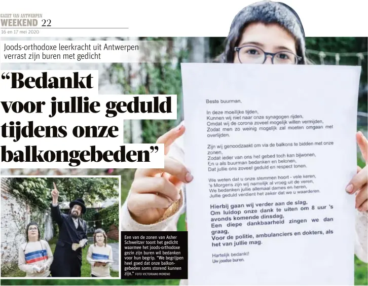  ?? FOTO VICTORIANO MORENO ?? Een van de zonen van Asher Schweitzer toont het gedicht waarmee het joods-orthodoxe gezin zijn buren wil bedanken voor hun begrip. “We begrijpen heel goed dat onze balkongebe­den soms storend kunnen zijn.”