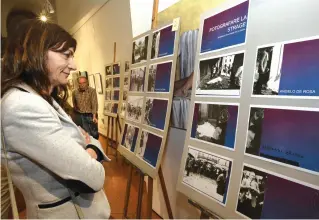  ??  ?? A sinistra e sotto alcune delle immagini che ritraggono fotografi all’opera in piazza Loggia. A destra un’istantanea della Scientific­a (LaPresse Cavicchi)