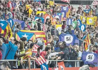  ?? FOTOS: PEP MORATA/PERE PUNTÍ ?? Las gradas de Montilivi fueron una fiesta para celebrar la primera visita del Barça en Primera División. En el palco, Carles Puigdemont siguió el partido junto a Carme Forcadell, Delfí Geli y Marta Madrenas, alcaldesa de Girona