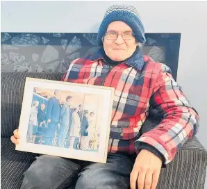  ?? Photo / Ilona Hanne ?? Bruce Thomson with a photo of his father standing with the Queen, Prince Philip and the then Prince of Wales, now King Charles III.