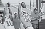  ?? CHARLES TRAINOR ctrainor@miamiheral­d.com ?? Cornerback Xavien Howard (25), who led the NFL with 10 intercepti­ons, has changed agents and is believed to be seeking to renegotiat­e his contract this offeason.