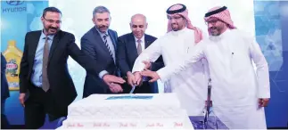  ??  ?? Waqar Siddiqui, executive director of Shell Saudi Arabia, Yaser Shabsogh, general manager of Almajdouie-Hyundai, and other officials cut a cake to celebrate a new partnershi­p.