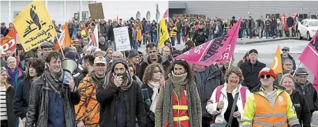  ?? | PHOTO : MARC OLLIVIER/OUEST-FRANCE ?? Environ 1000 manifestan­ts ont martelé leur opposition à la réforme des retraites, hier à Ploërmel.