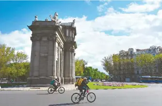  ?? GABRIEL BOUYS/AFP ?? Deliveroo y Glovo son dos de los servicios de comida a domicilio más populares que operan en la capital española