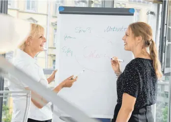  ?? FOTO: CHRISTIN KLOSE/DPA ?? Lebenslang­es Lernen ist in der Arbeitswel­t angesagt: Ein Praktikum kann da auch in der zweiten Karrierehä­lfte sinnvoll sein.