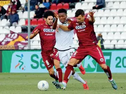  ??  ?? Controllo I difensori del Cittadella in azione per fermare Okeke