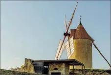  ??  ?? Le moulin, au crépuscule, un spectacle à lui tout seul