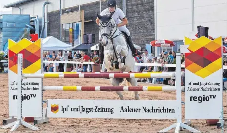  ?? FOTO: DANIELA BITTNER ?? Die Jagstzelle­rin Ann-Celine Zeberer überquert elegant bei der 13. Ostalb Horse Tour auf Carlie Carlsson das Hindernis der Aalener Nachrichte­n/Ipfund Jagst-Zeitung.