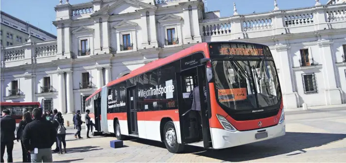  ??  ?? ► Los buses eléctricos para el Transantia­go llegarán al país en noviembre. Las máquinas tendrán color rojo y blanco.