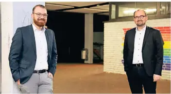  ?? FOTO: DETLEF ILGNER ?? SPD-Fraktionsc­hef Marcel Knuppertz (l.) und CDU-Fraktionsc­hef Thomas Siegers vor der letzten Ratssitzun­g des Jahres 2020 im Korschenbr­oicher Gymnasium.