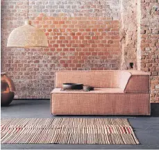  ?? FOTO: COR ?? Der Teppich – hier ein Modell von Edelgrund – entwickelt sich immer mehr zum Designobje­kt und Blickfang im Wohnraum.