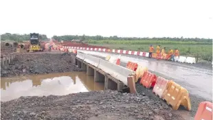  ??  ?? Se produjeron hundimient­os en los viejos alcantaril­lados de la ruta PY02 que fueron puestos en la década de 1960, se informó.