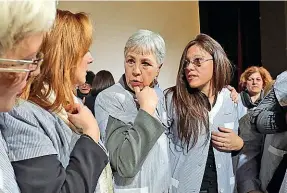  ??  ?? In teatro Ottavia Piccolo, al centro, con le lavoratric­i della Canali sul palco del teatro Villoresi di Monza. L’azienda tessile ha chiuso lo stabilimen­to di Carate (foto Radaelli)