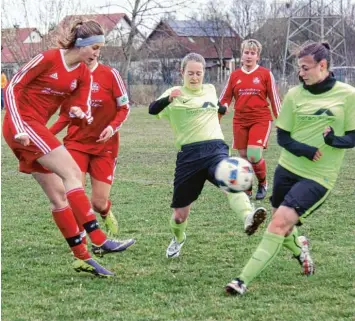  ?? Foto: Karin Tautz ?? Meist waren Michelle Perfetto und Alisa Kratzl von der SG Biberbach/Erlingen (grüne Trikots) einen Schritt schneller am Ball als die Horgauerin­nen. Von links Christine Rank, Amira Ziegler und Tanja Bönisch.