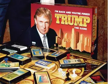  ?? Fotos: Imago, dpa (4) ?? Alles nur ein Spiel? Das Brettspiel aus den 80ern, das Donald Trumps Namen trägt, findet man heute im „Museum des Scheiterns“in Schweden. An und mit dem Präsidente­n gescheiter­t sind auch Ex Kommunikat­ionschef Anthony Scaramucci (links oben) und Ex...