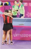  ??  ?? UNIDAD. Las hermanas Díaz se abrazan tras el triunfo.