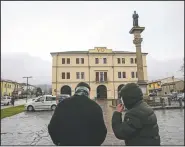  ??  ?? People walk in front of the town hall in Vo’ Euganeo.