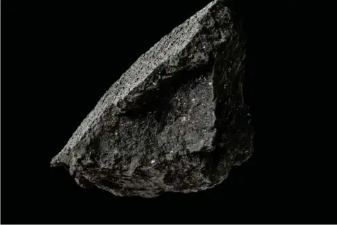  ?? (PA) ?? House of rock: the meteorite fe ll onto a driveway in G l oucestersh­ire l ast year