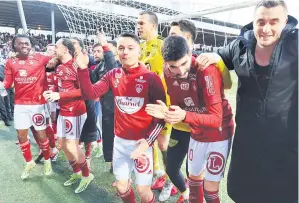  ?? — Gambar AFP ?? RAIKAN: Pemain Brest meraikan kejayaan dihadapan penyokong mereka selepas tamat perlawanan Ligue 1 Perancis menentang Le Havre.