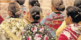  ?? ?? Mulheres usam Mantón de Manila que é feito com a técnica do bordado cantonês.