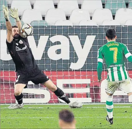  ?? FOTO: EFE ?? Grande Unai Simón detiene el penalti lanzado por Juanmi el jueves en el Benito Villamarín