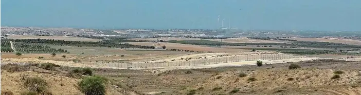  ?? Foto: Dagmar Langová ?? Výhled střelce
Ze svého stanoviště mají izraelští tankisté perfektní výhled na Gazu, velkou část Izraele i ploty, které obě země oddělují.