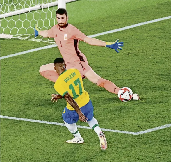  ?? VINCENZO PINTO / AFP ?? Malcom, exjugador del Barça, va donar l’or olímpic al Brasil amb aquest xut que Unai Simón no va poder aturar tot i tocar la pilota amb el peu